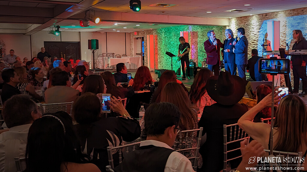 Locutor Humberto Luna, cantante King Clave y el comediante Mario Ramírez frente al público.