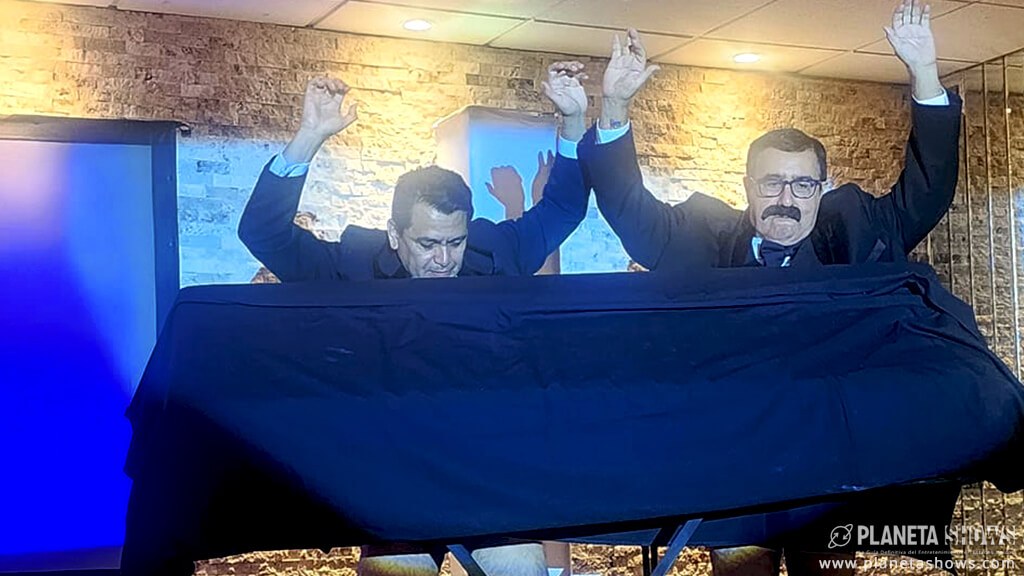 Los comediantes lunáticos Mario_Ramírez y Hugo Armando tocando el piano