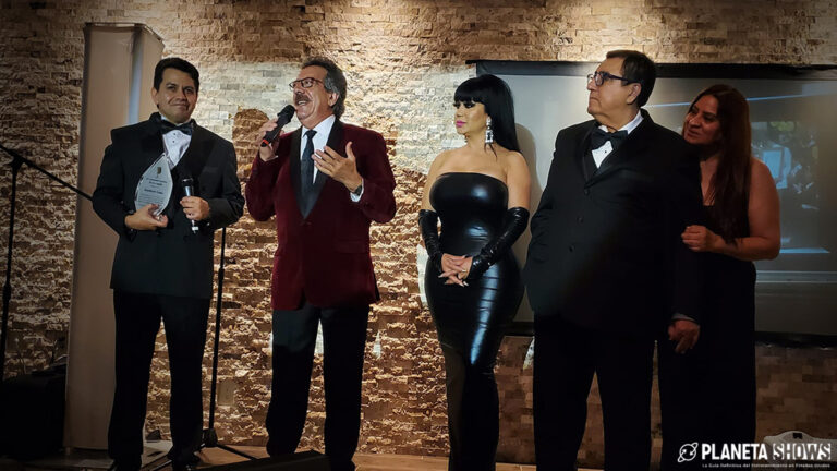 Locutor Humberto Luna es reconocido